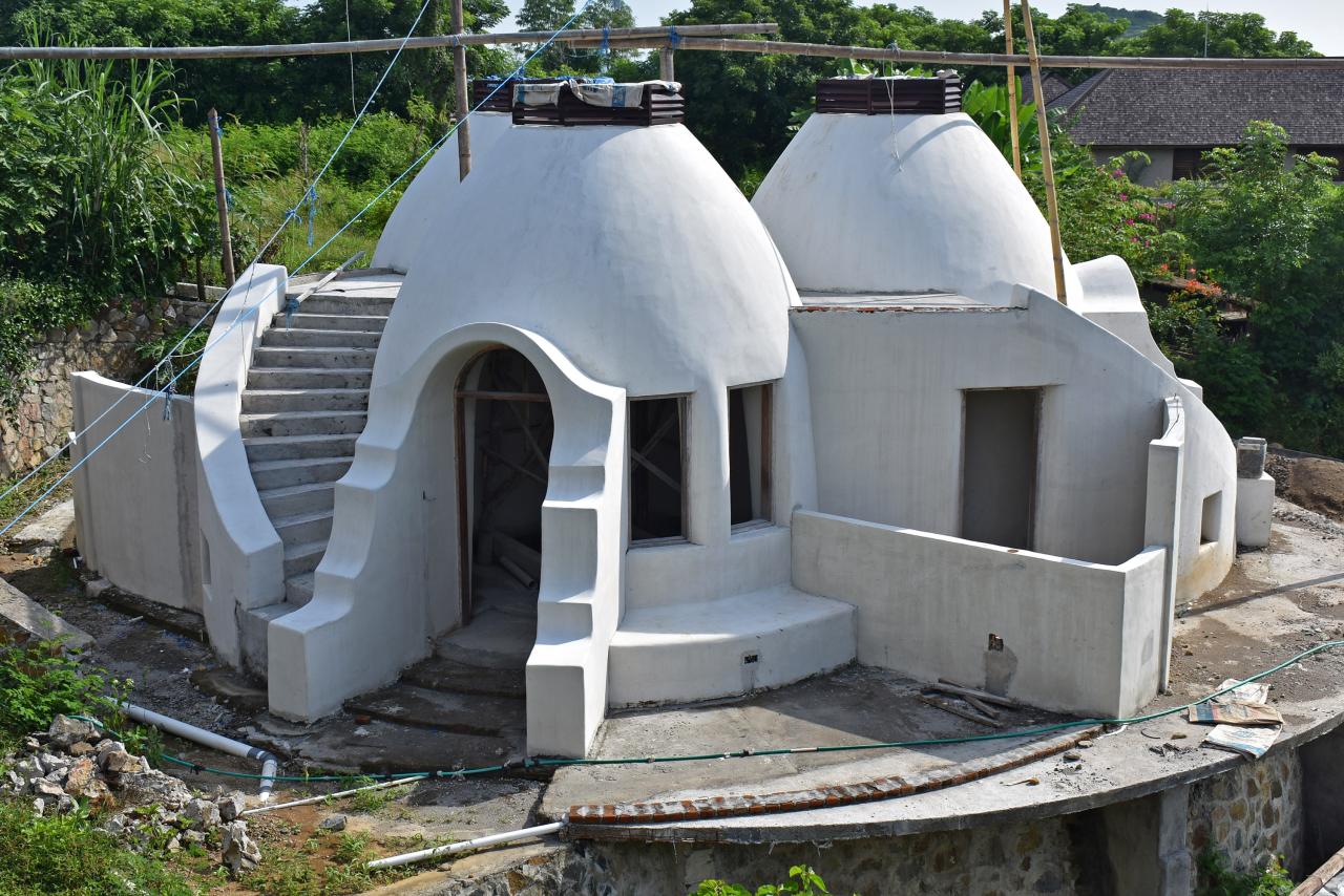 Earthbag Domes Of Dome Lombok: From Ecotourism To Earthquake-Resistant  Housing - Field Study Of The World